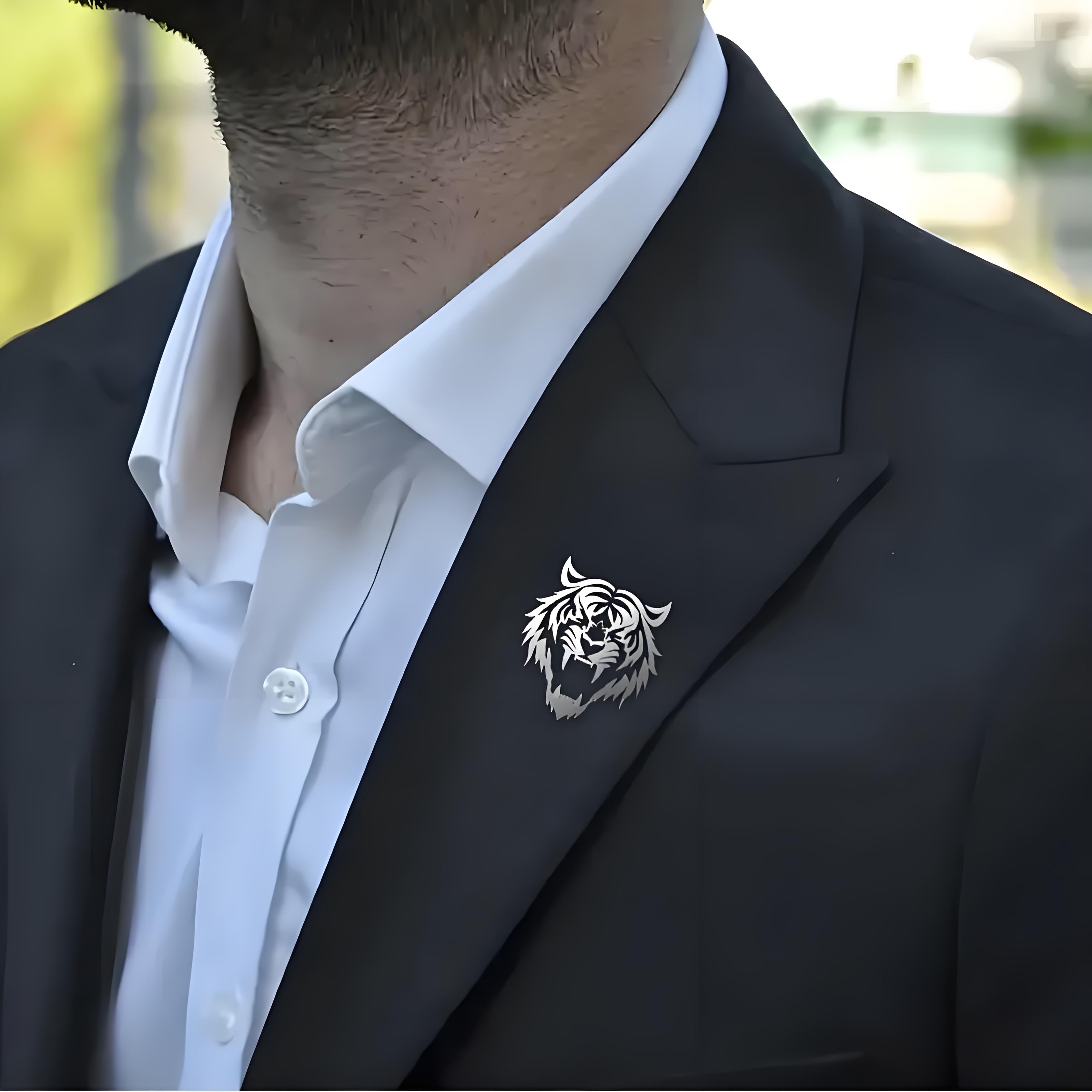 Men Accessories Kit - メンズ ステンレススチール タイガー ヘッド ラペル ピン、中空デザイン